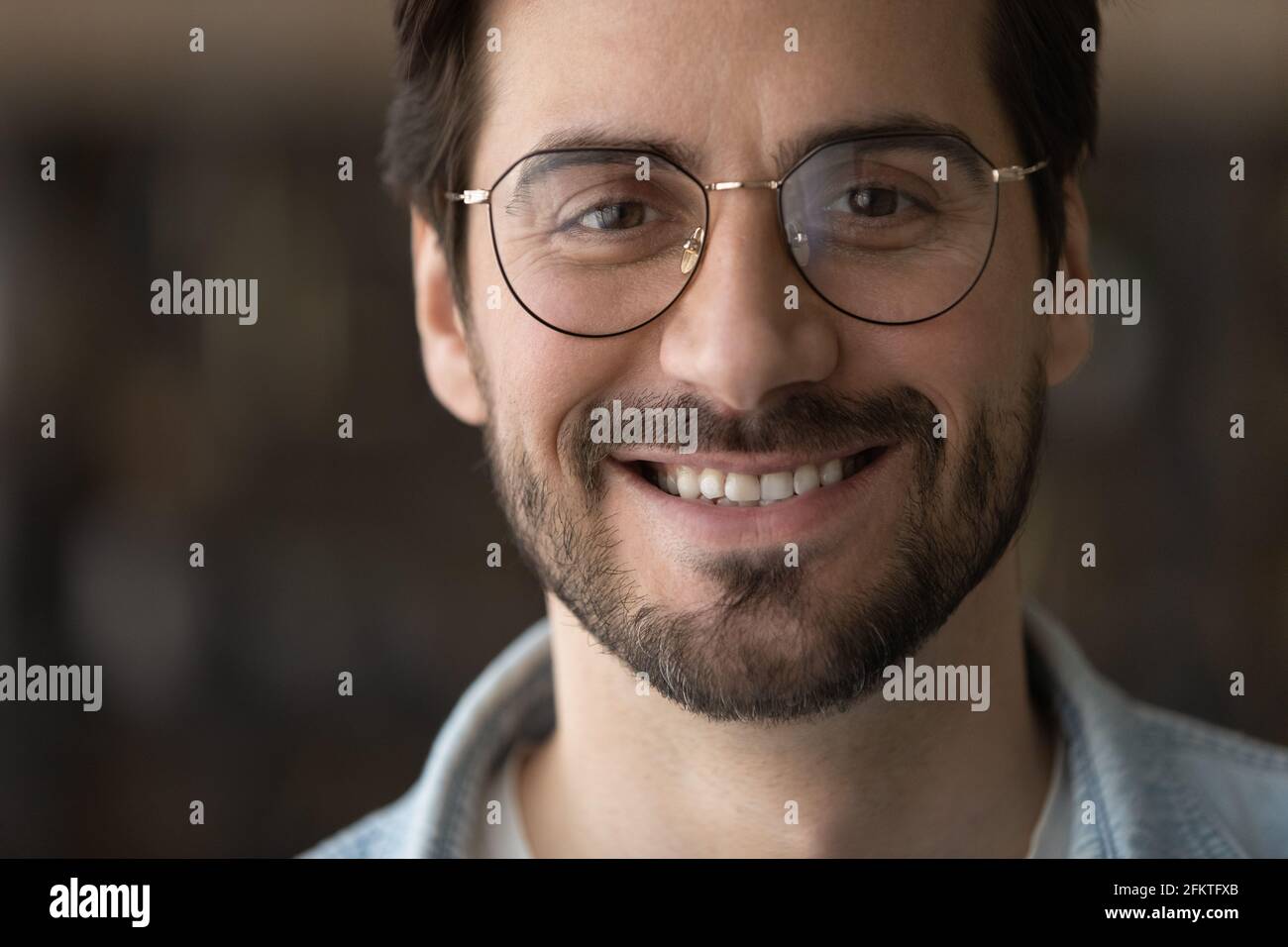 Testa ritratto girato primo piano sorridente uomo bearded in occhiali Foto Stock