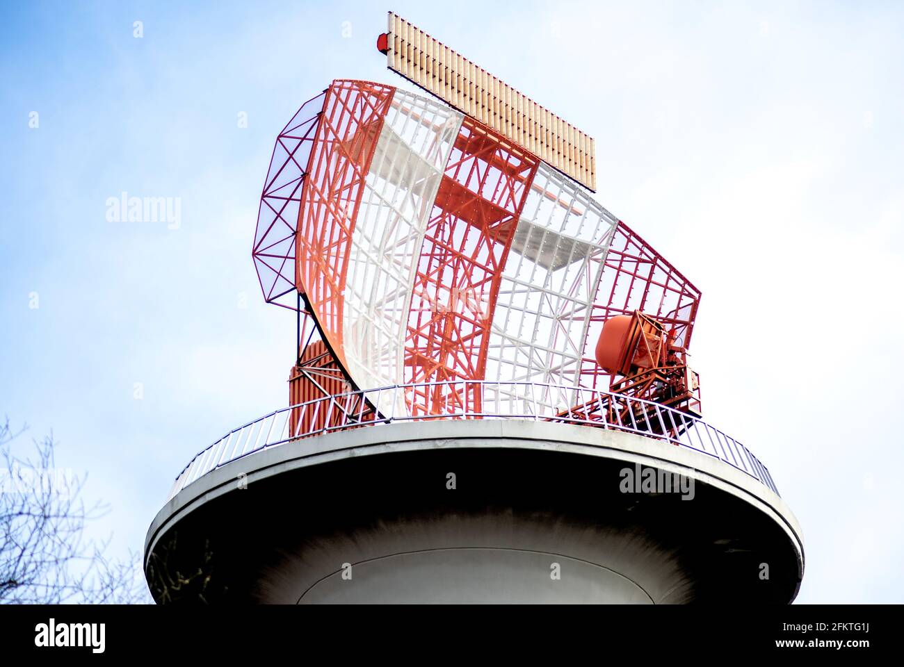 06 marzo 2021, bassa Sassonia, Wennigsen (Deister): Un impianto radar SREM del sistema tedesco di controllo del traffico aereo (DFS) è situato nel Deister. I radar a lungo raggio monitorano il traffico aereo al di fuori delle aree speciali dei campi aerei. Foto: Hauke-Christian Dittrich/dpa Foto Stock