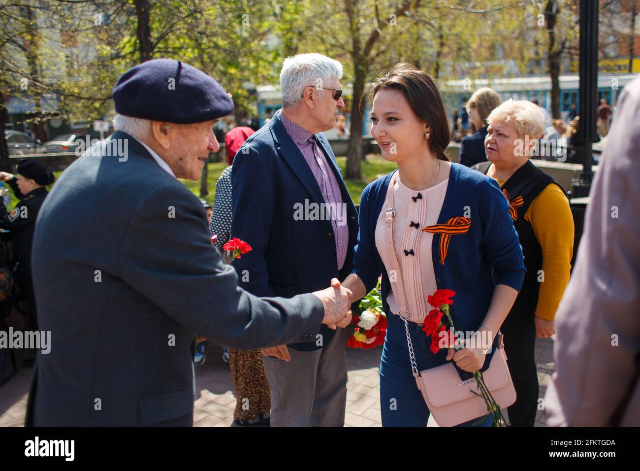 CHELYABINSK, RUSSIA, 09 MAGGIO 2017: Un veterano della seconda guerra mondiale nella Parata della Vittoria in Russia. La marcia del Reggimento immortale, 9 maggio Foto Stock