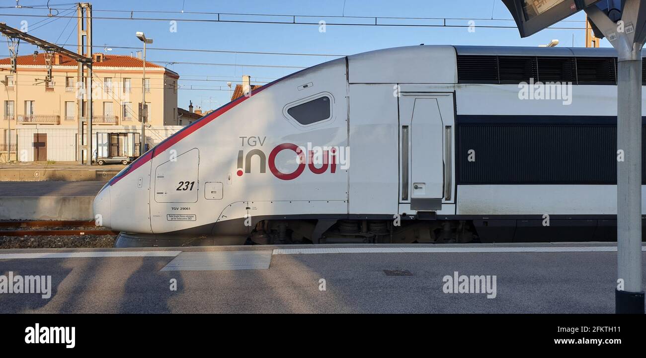 I treni sono l'opzione più raccomandata per viaggiare da Barcelona Sants a Perpignan. Il treno Renfe-SNCF che viaggia direttamente tra questi due treni Foto Stock