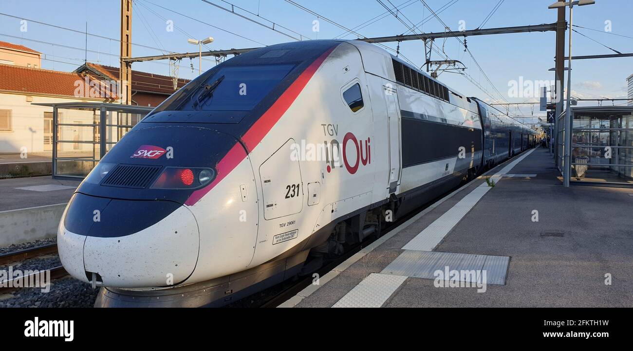 I treni sono l'opzione più raccomandata per viaggiare da Barcelona Sants a Perpignan. Il treno Renfe-SNCF che viaggia direttamente tra questi due treni Foto Stock