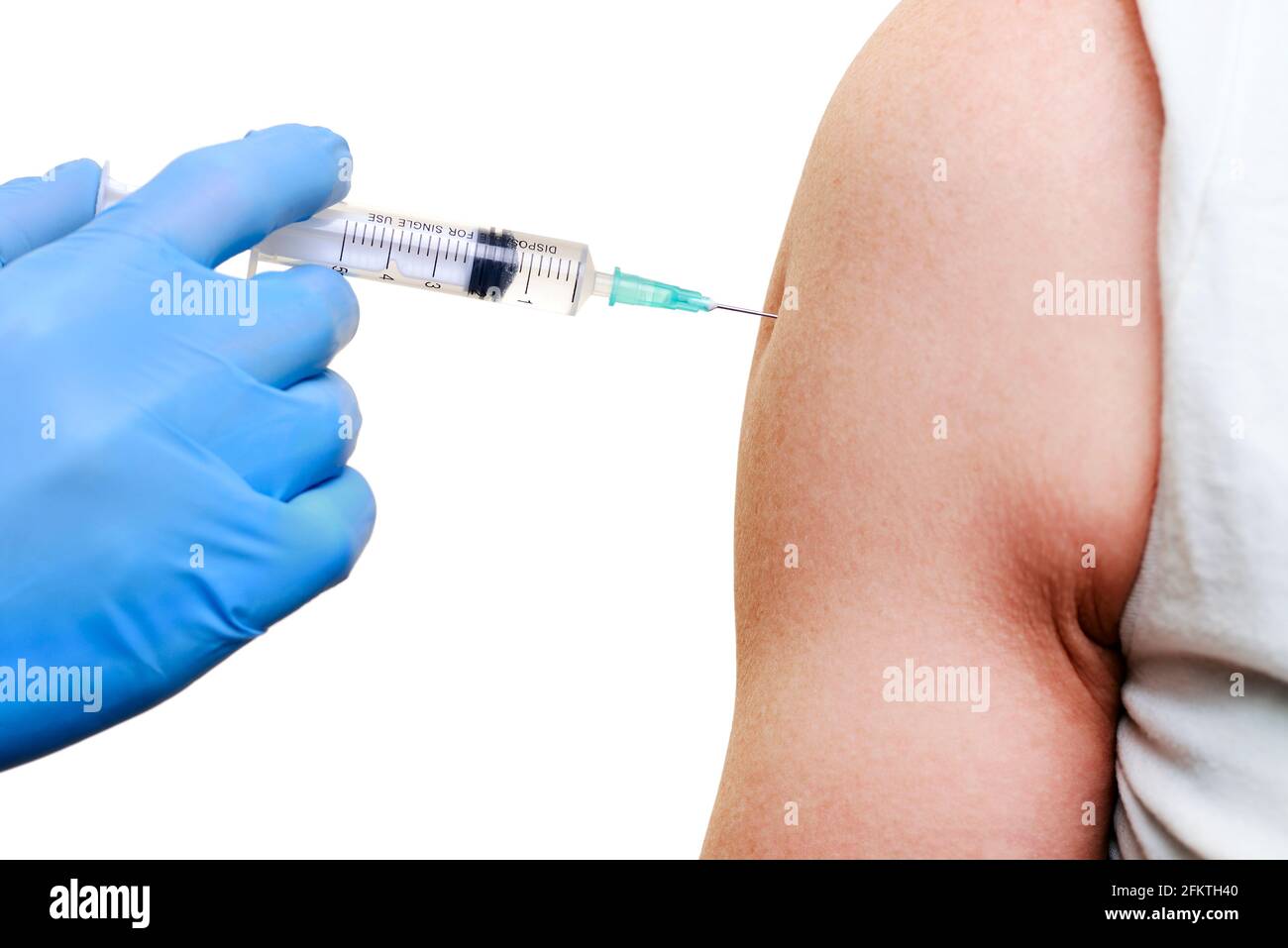 Vaccinazioni, giovane donna che riceve un'iniezione nel suo braccio Foto Stock