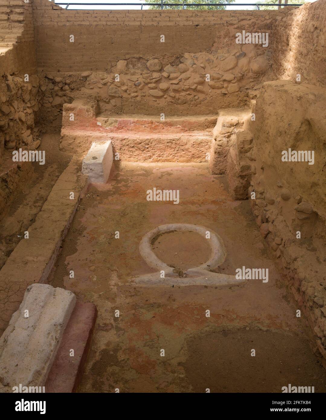 Altare di Cancho Roano nel sito archeologico, sito Tartessico meglio conservato. Zalamea de la Serena, Estremadura, Spagna. Foto Stock
