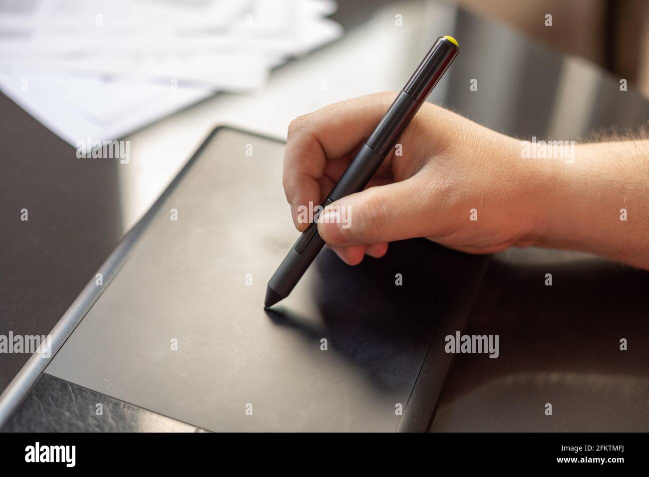Tabella grafica e penna a mano dell'artista. Disegno digitale e  digitalizzazione Foto stock - Alamy