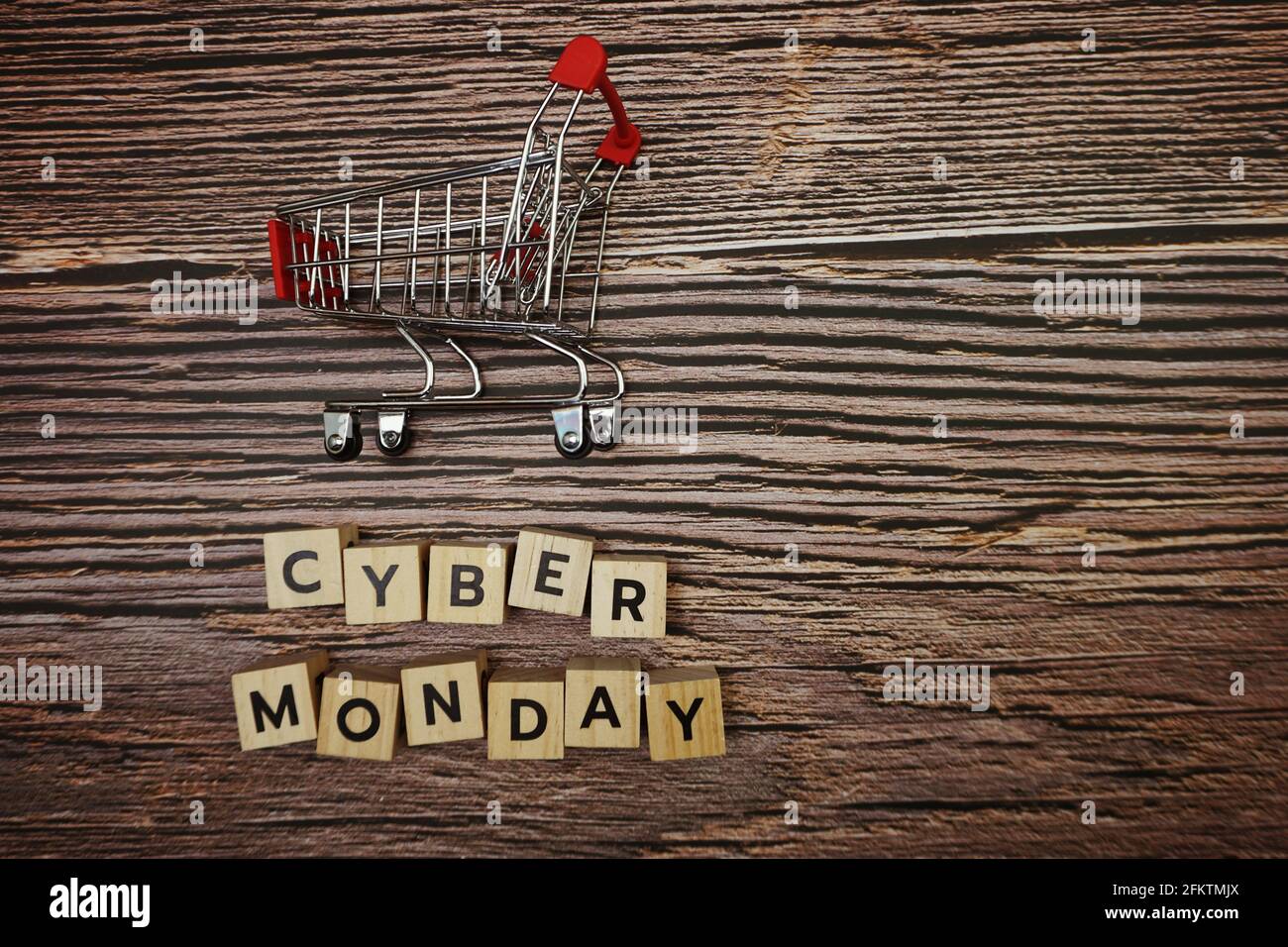 Lettera alfabetica del messaggio Cyber Monday su sfondo di legno Foto Stock