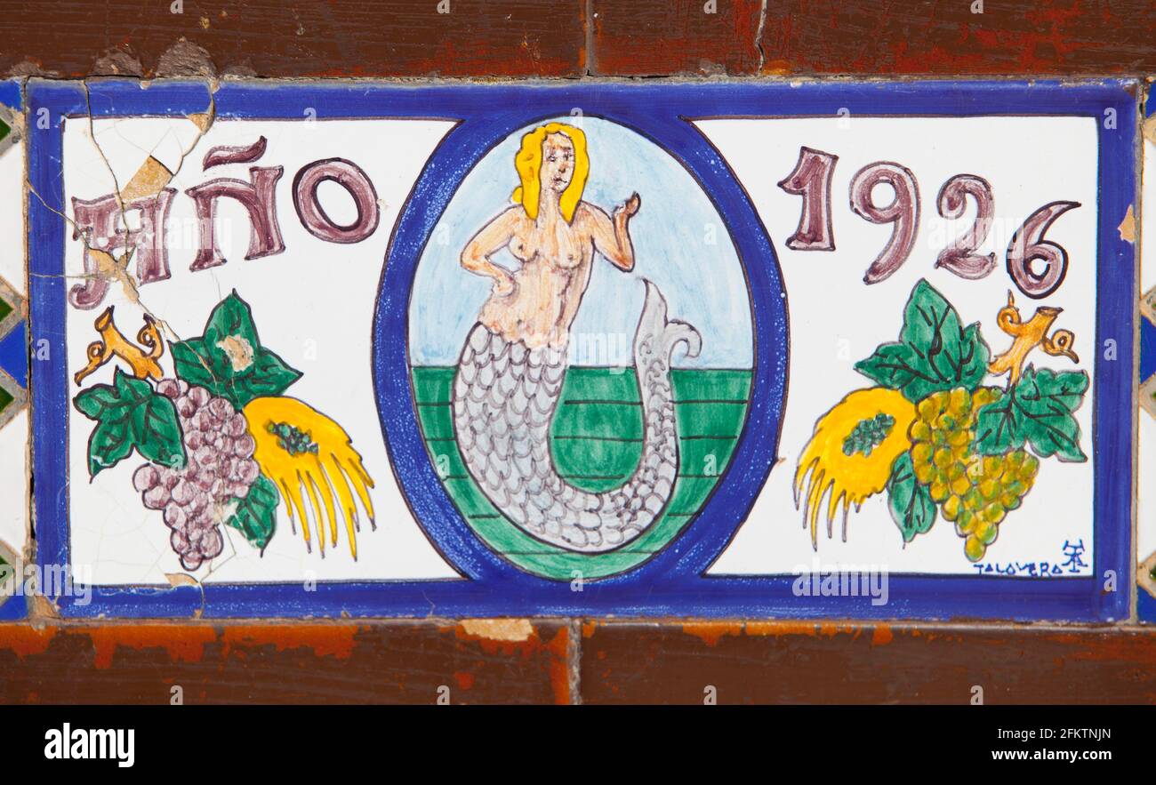 Piastrelle smaltate con sirena dipinta Villanueva de la Serena, Badajoz, Spagna. Questa creatura mitologica è il simbolo del villaggio. Foto Stock