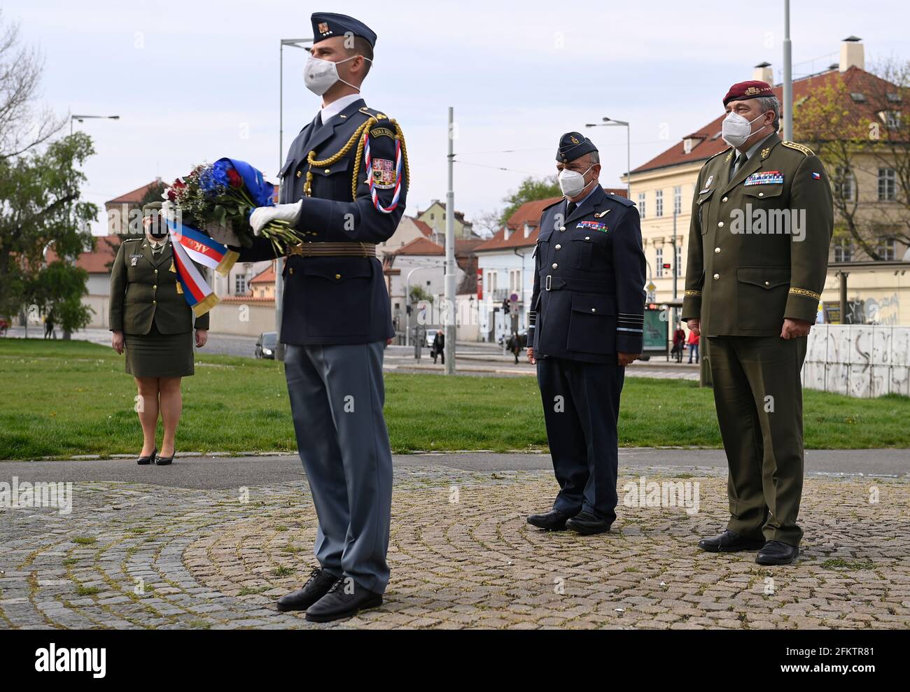 Praga, Repubblica Ceca. 04 maggio 2021. Capo dello Stato maggiore militare delle forze armate ceche Ales Opata, destra, e presidente del Comitato militare della NATO Stuart Peach, 2° da destra, partecipano ad un atto commemorativo in memoria dei piloti cecoslovacchi che prestano servizio con RAF a Klarov, Praga, Repubblica Ceca, il 4 maggio 2021, Durante la sua visita della Repubblica Ceca. Credit: Ondrej Deml/CTK Photo/Alamy Live News Foto Stock