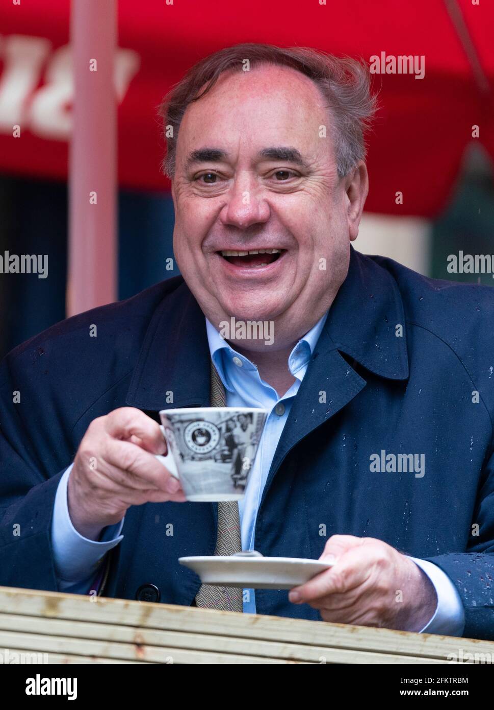 Edimburgo, Scozia, Regno Unito. 3 maggio 2021. Leader del partito Alba Alex Salmond fa la campagna al pub per incontrare giornalisti e media a Edimburgo OL Foto Stock