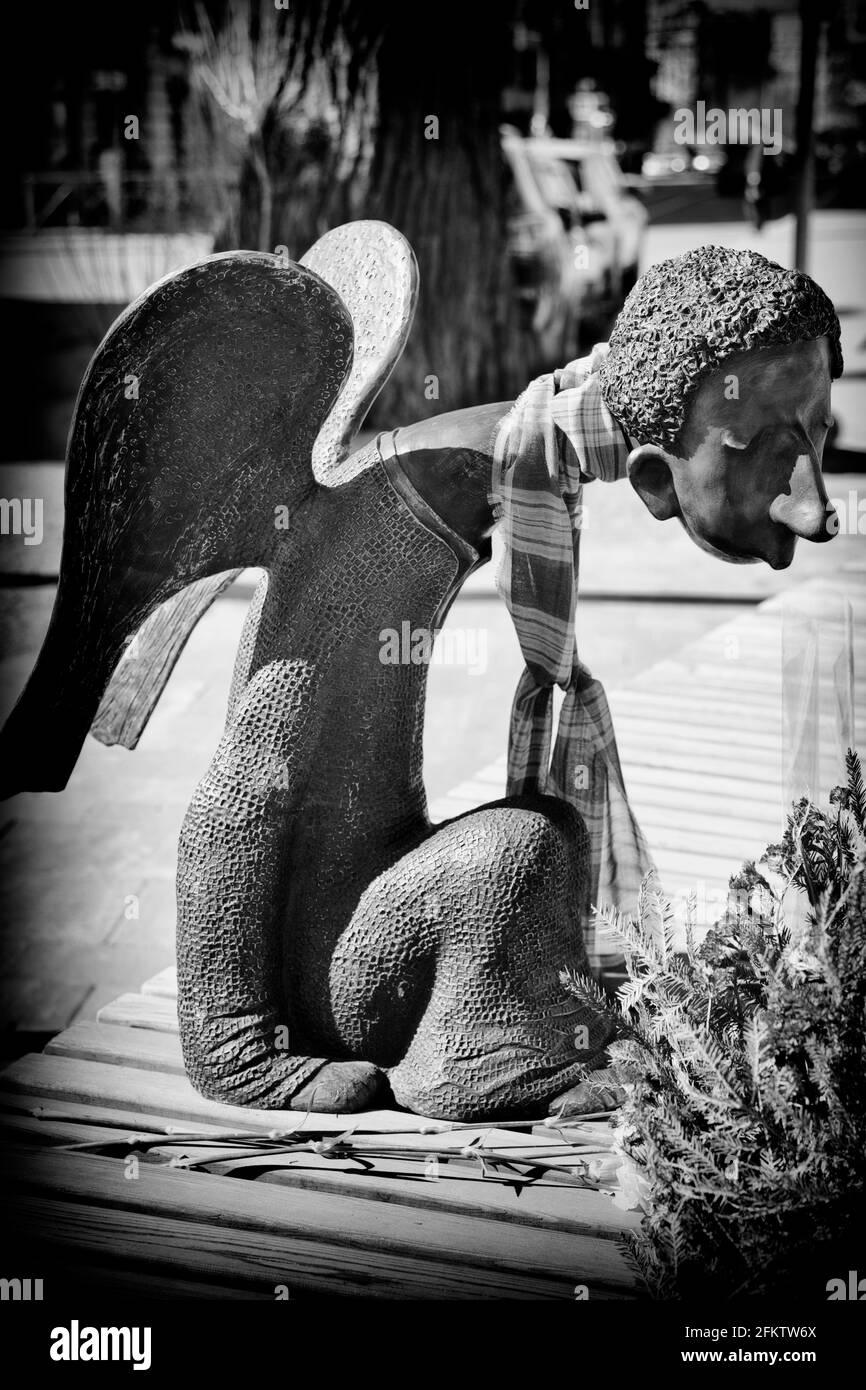 San Pietroburgo, Russia - 17 aprile 2021: Scultura concettuale in bianco e nero di un angelo triste dedicato ai medici morti durante il covid-19 Foto Stock