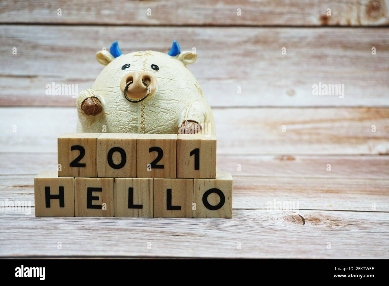 CIAO 2021 lettera alfabetica su sfondo di legno Foto Stock