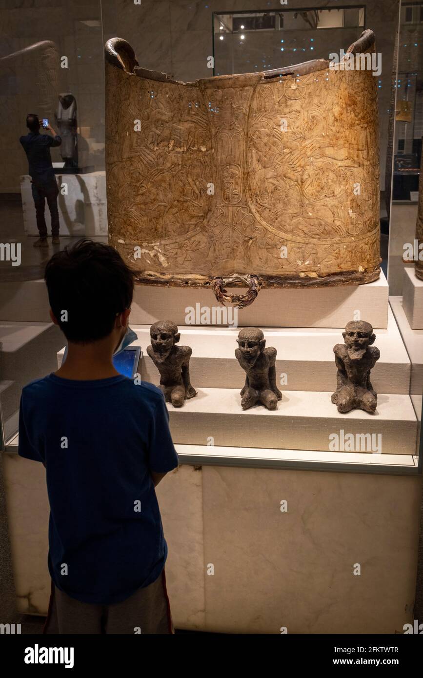 Ragazzo che guarda il carro di Stato del faraone Re Thutmose il quarto, Museo Nazionale della civiltà egiziana, il Cairo, Egitto Foto Stock