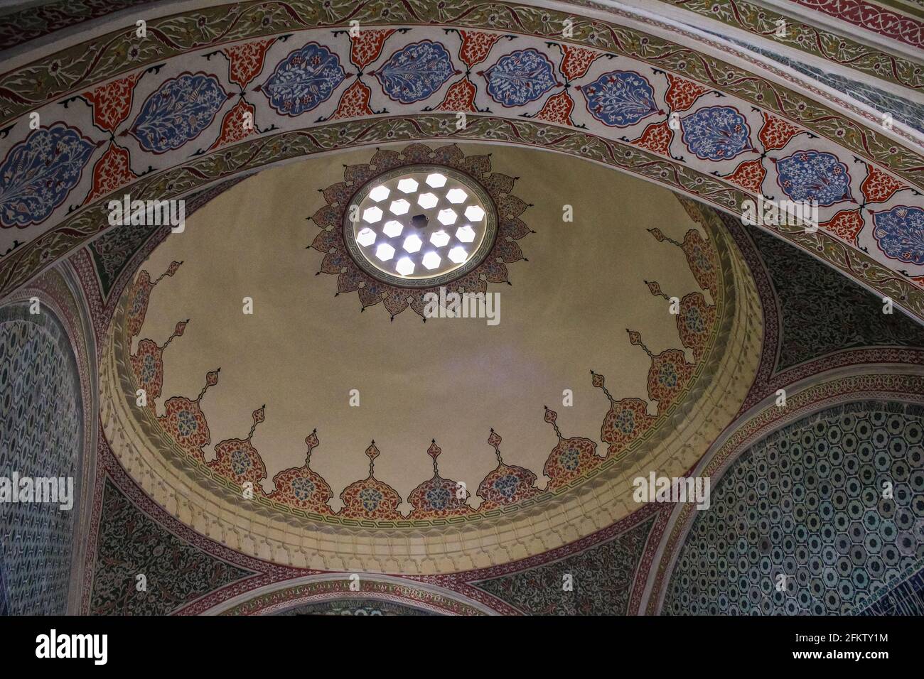Istanbul, Turchia - 13 maggio 2013: Vista del soffitto decorato nel Palazzo Topkapi Foto Stock