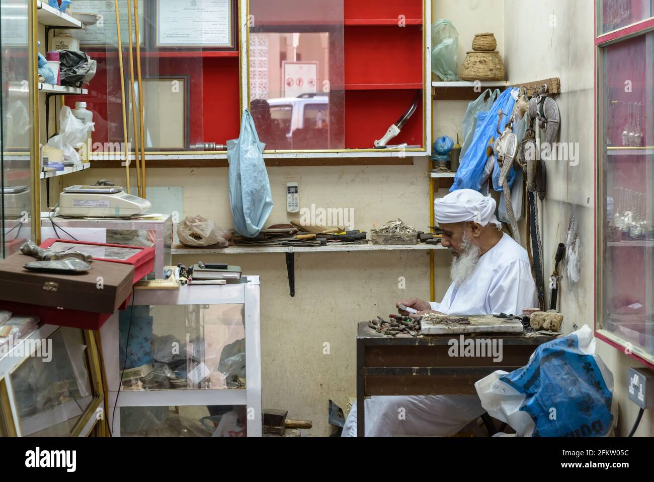 Argentiere nel suo negozio nel souq di Nizwa. Regione ad Dakhiliyah, Oman Foto Stock