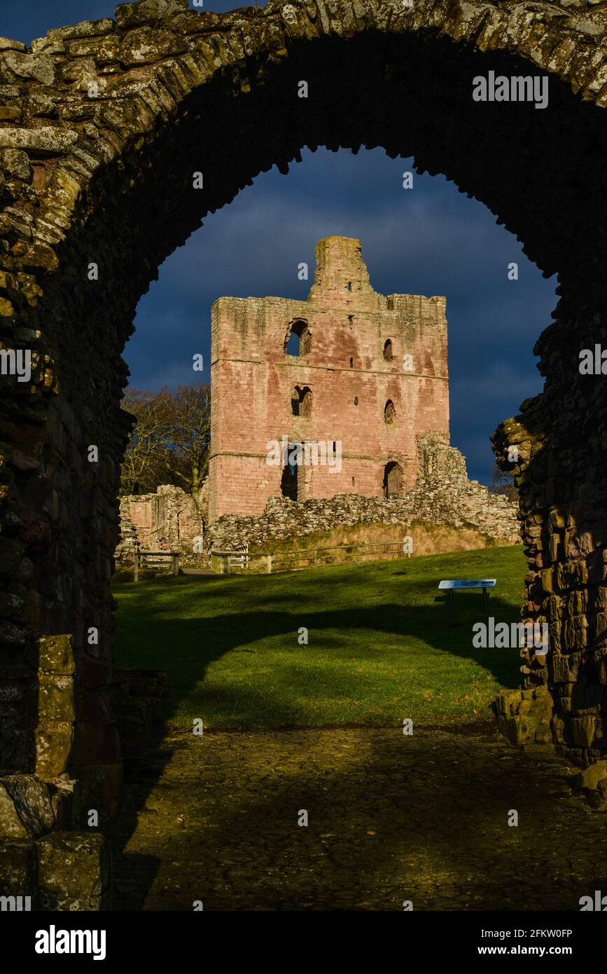 Il castello di Norham uno dei più importanti dei castelli di confine è stato costruito nel 1121 dai Vescovi di Durham una lunga e turbolenta storia ha visto molte famose Foto Stock