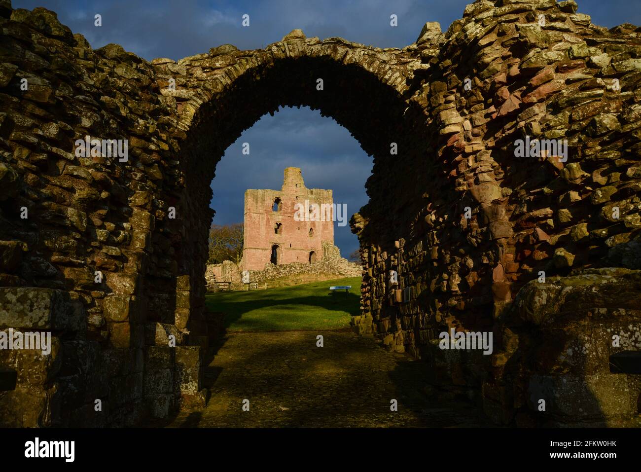 Il castello di Norham uno dei più importanti dei castelli di confine è stato costruito nel 1121 dai Vescovi di Durham una lunga e turbolenta storia ha visto molte famose Foto Stock