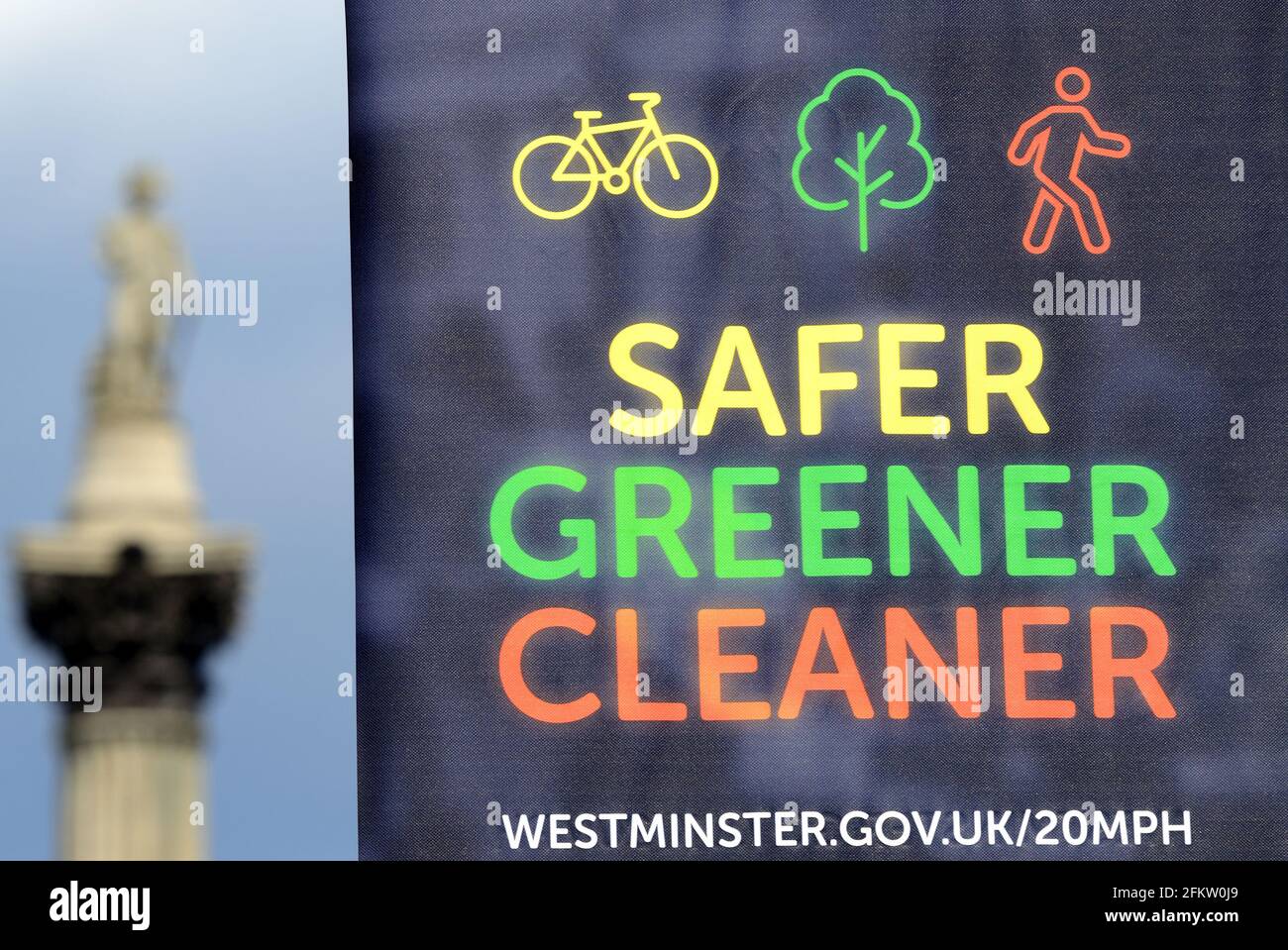 Londra, Inghilterra, Regno Unito. Poster "più ecologico e sicuro" a Whitehall, colonna di Nelson dietro Foto Stock