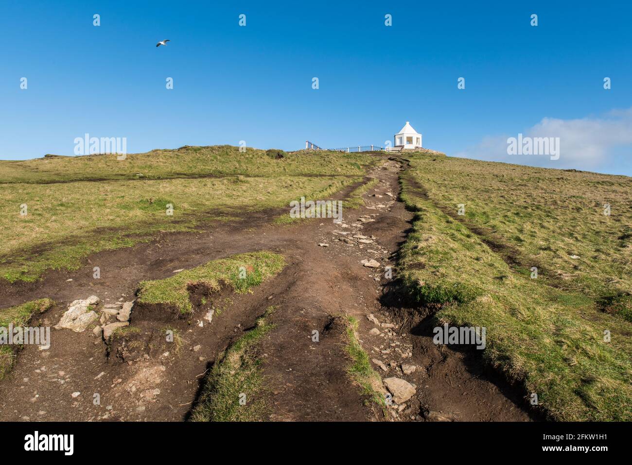 Il sentiero eroso e danneggiato che conduce all'edificio panoramico sulla cima di Towan Head a Newquay in Cornovaglia. Foto Stock