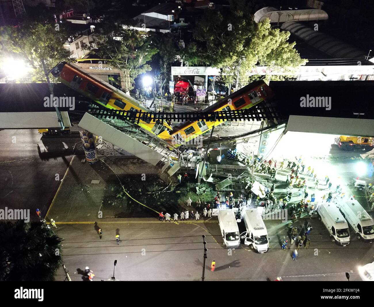 Città del Messico. 4 maggio 2021. La foto aerea del 4 maggio 2021 mostra la scena di un crollo del ponte della metropolitana a Città del Messico, Messico. Almeno 15 persone sono state uccise e 70 altre sono rimaste ferite dopo il crollo di un ponte metropolitano a sud di Città del Messico lunedì sera, secondo un rapporto preliminare aggiornato delle autorità locali. Credit: Xin Yuewei/Xinhua/Alamy Live News Foto Stock
