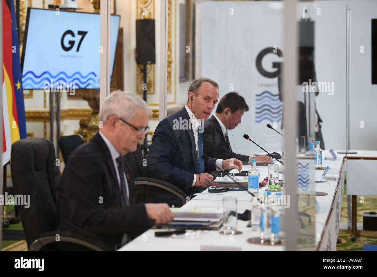 Il Segretario agli Esteri, Dominic Raab, siede tra il Ministro degli Esteri canadese Marc Garneau e il Ministro degli Esteri giapponese Motegi Toshimitsu, durante i colloqui al G7, incontro dei Ministri degli Esteri e dello sviluppo alla Lancaster House di Londra. Data immagine: Martedì 4 maggio 2021. Foto Stock