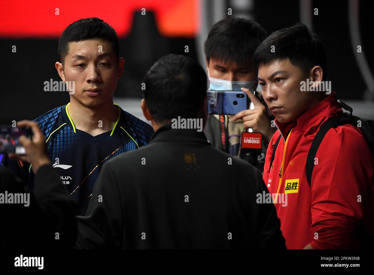 Xinxiang, provincia cinese di Henan. 4 maggio 2021. Liu Guoliang (2nd L), presidente della Chinese Table Tennis Association (CTTA), parla con Xu Xin (1st L) dopo la prima partita maschile contro Niu Guankai al WTT 2021 (World Table Tennis) Grand Smash Trials e Simulazione Olimpica a Xinxiang, provincia centrale di Henan, 4 maggio 2021. Credit: Li An/Xinhua/Alamy Live News Foto Stock