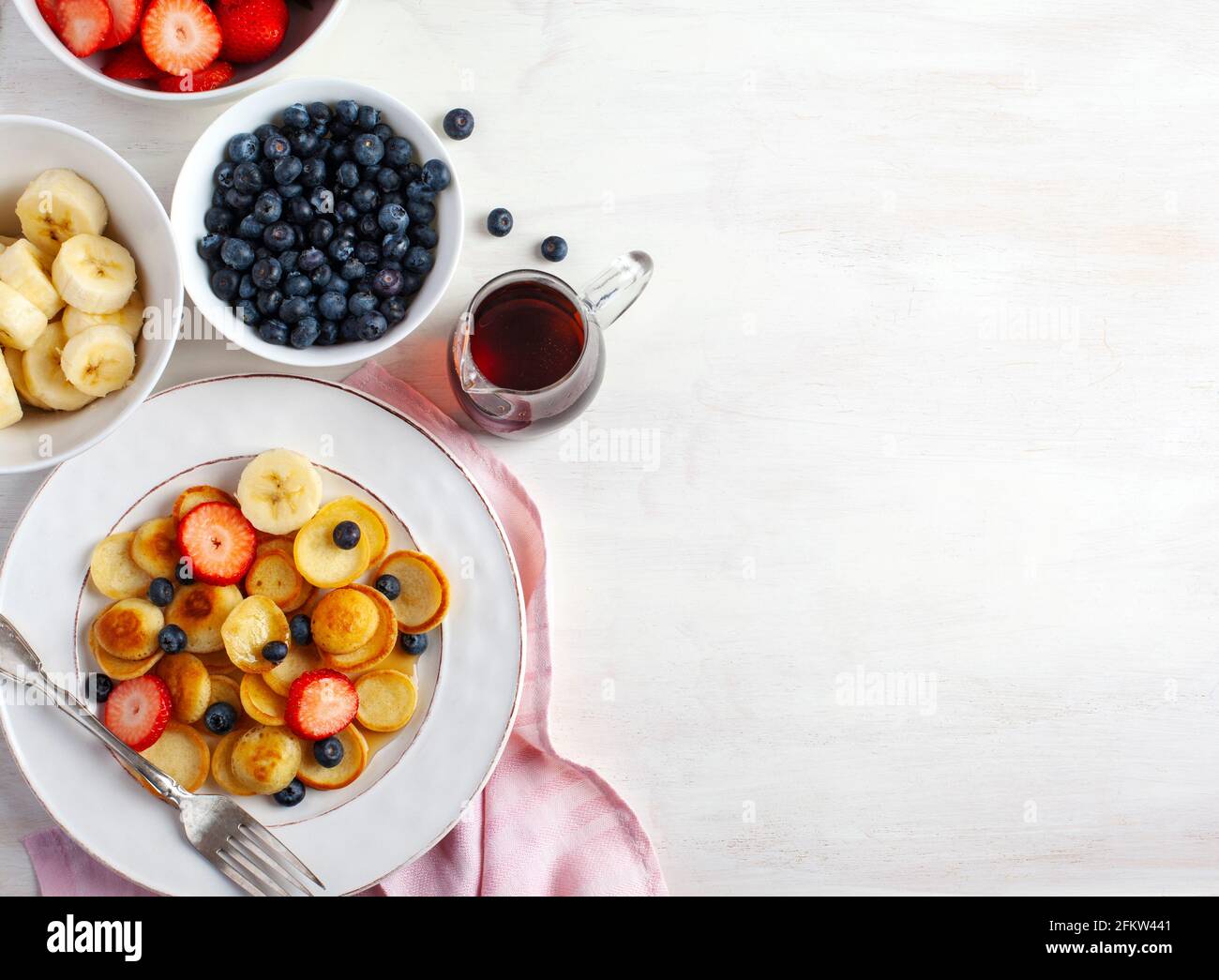 Cibo alla moda - cereali pancake. Prima colazione con minuscoli pancake e frutti di bosco. Vista dall'alto. Foto Stock