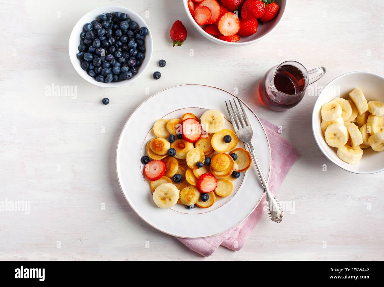 Cibo alla moda - cereali pancake. Prima colazione con minuscoli pancake e frutti di bosco. Vista dall'alto. Foto Stock
