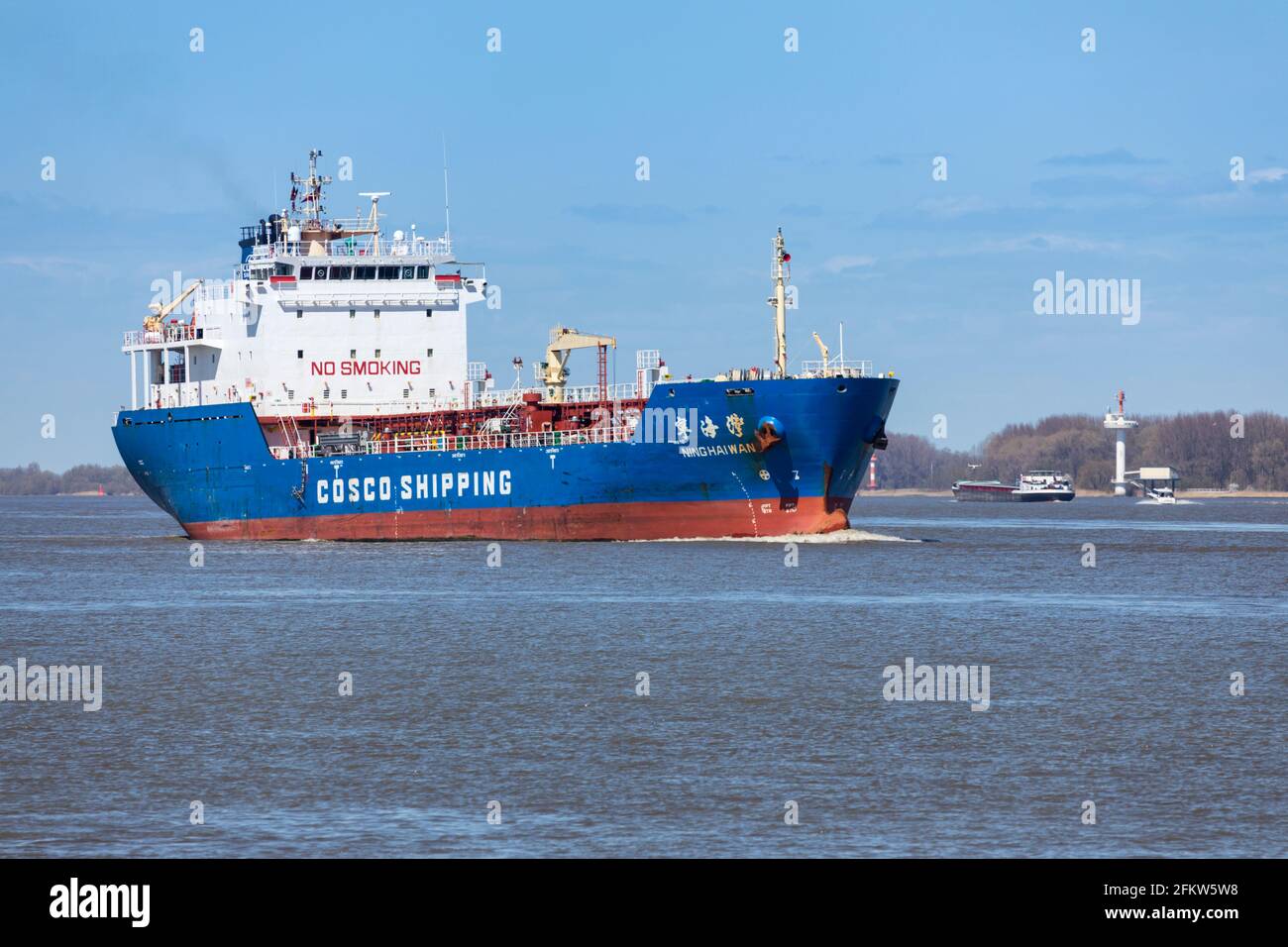 Stade, Germania – 24 aprile 2021: Autocisterna bituminosa NING HAI WAN, di proprietà DI COSCO Shipping, sul fiume Elba Foto Stock