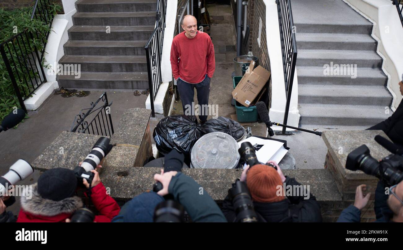 04/05/2021. Londra, Regno Unito. L'ex consigliere capo del primo ministro Dominic Cummings parla ai membri della stampa fuori dalla sua casa di Londra. Photo credit: George Cracknell Wright Foto Stock