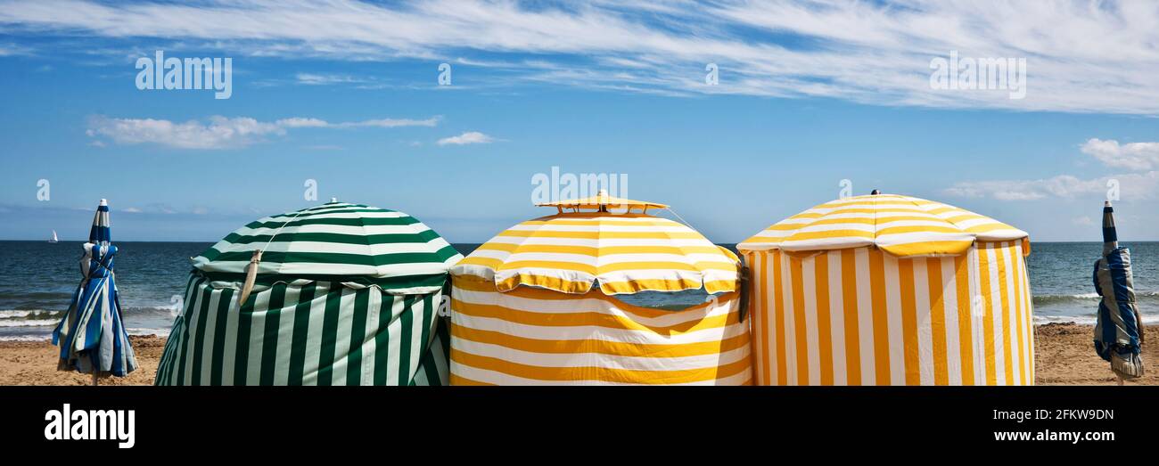 Ombrelloni da spiaggia, Deauville, Normandia, Francia. Sfondo panoramico estivo. Foto Stock