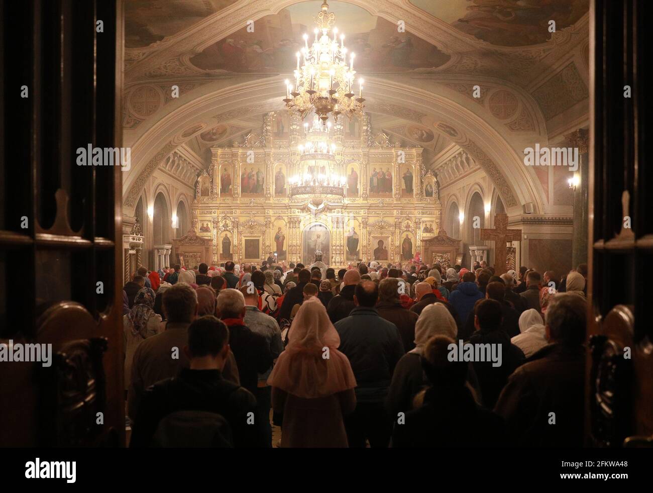 Ryazan, Russia. 2 maggio 2021. I credenti ortodossi russi partecipano alla liturgia pasquale nella Natività della Cattedrale di Cristo. Quest'anno la Chiesa ortodossa russa celebra la Pasqua il 2 maggio. Credit: Alexander Ryumin/TASS/Alamy Live News Foto Stock