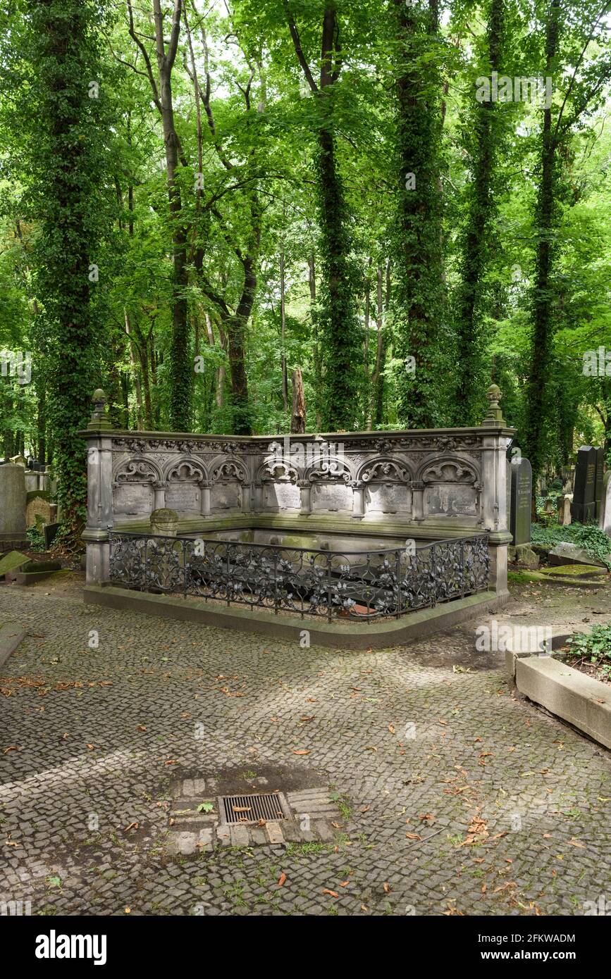 Berlino. Germania. Tomba del pittore ebreo tedesco Max Liebermann (1847-1935) nel cimitero ebraico di Schönhauser Allee, Prenzlauer Berg. Foto Stock