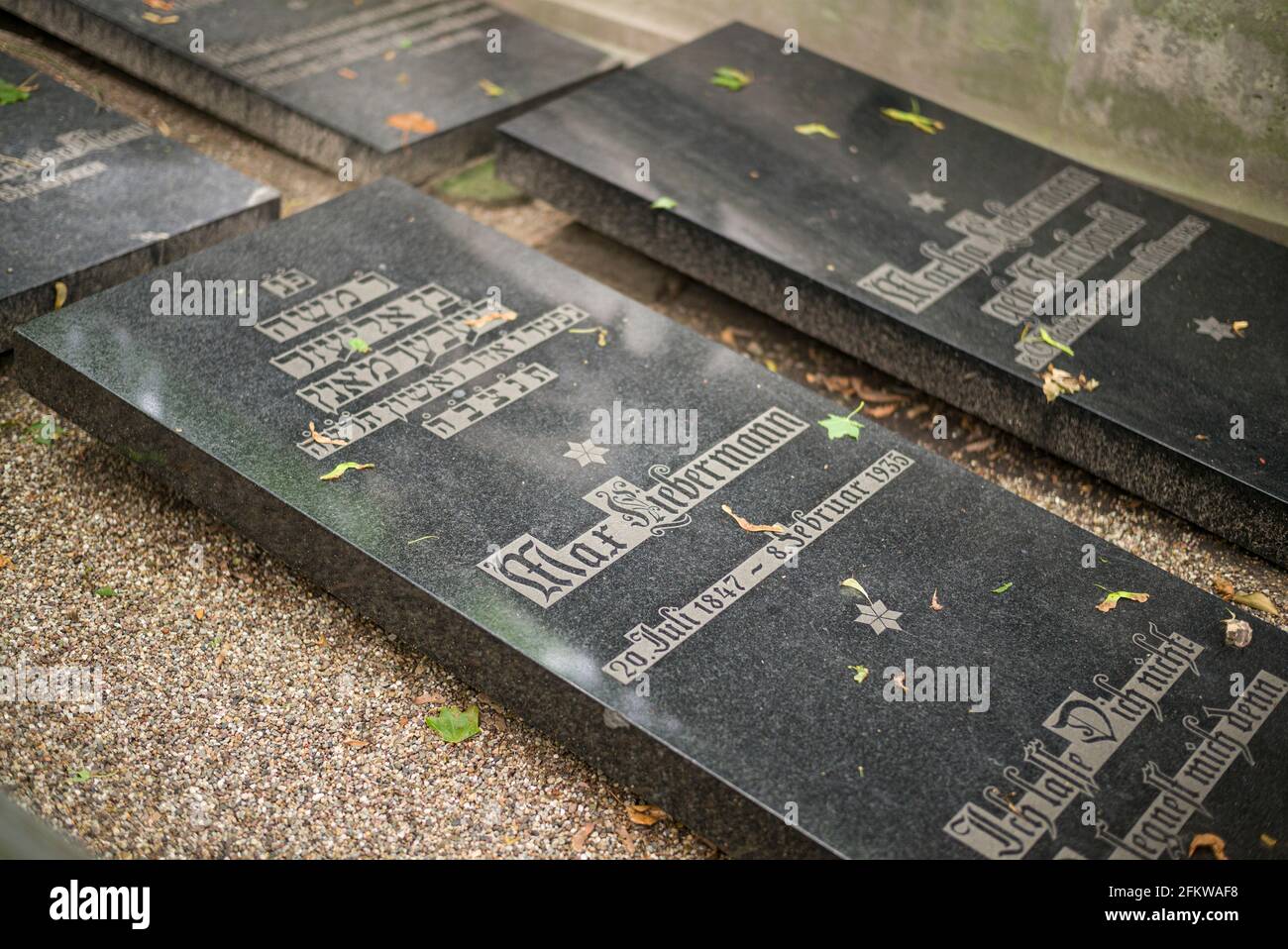 Berlino. Germania. Tomba del pittore ebreo tedesco Max Liebermann (1847-1935) nel cimitero ebraico di Schönhauser Allee, Prenzlauer Berg. Foto Stock