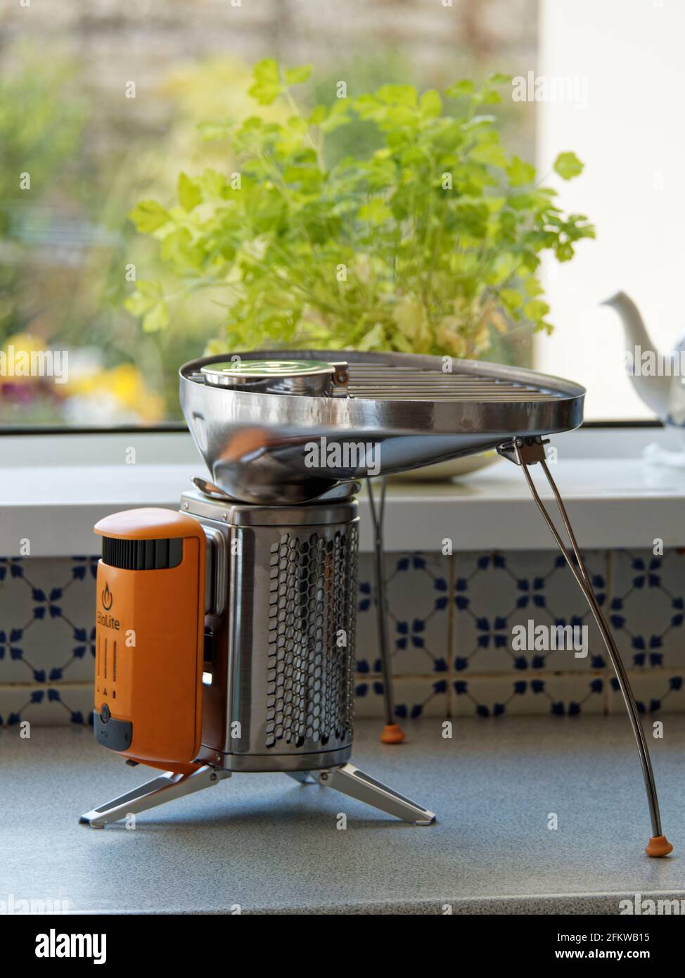 Cucina all'aperto, piano cottura biologico mobile. Foto Stock