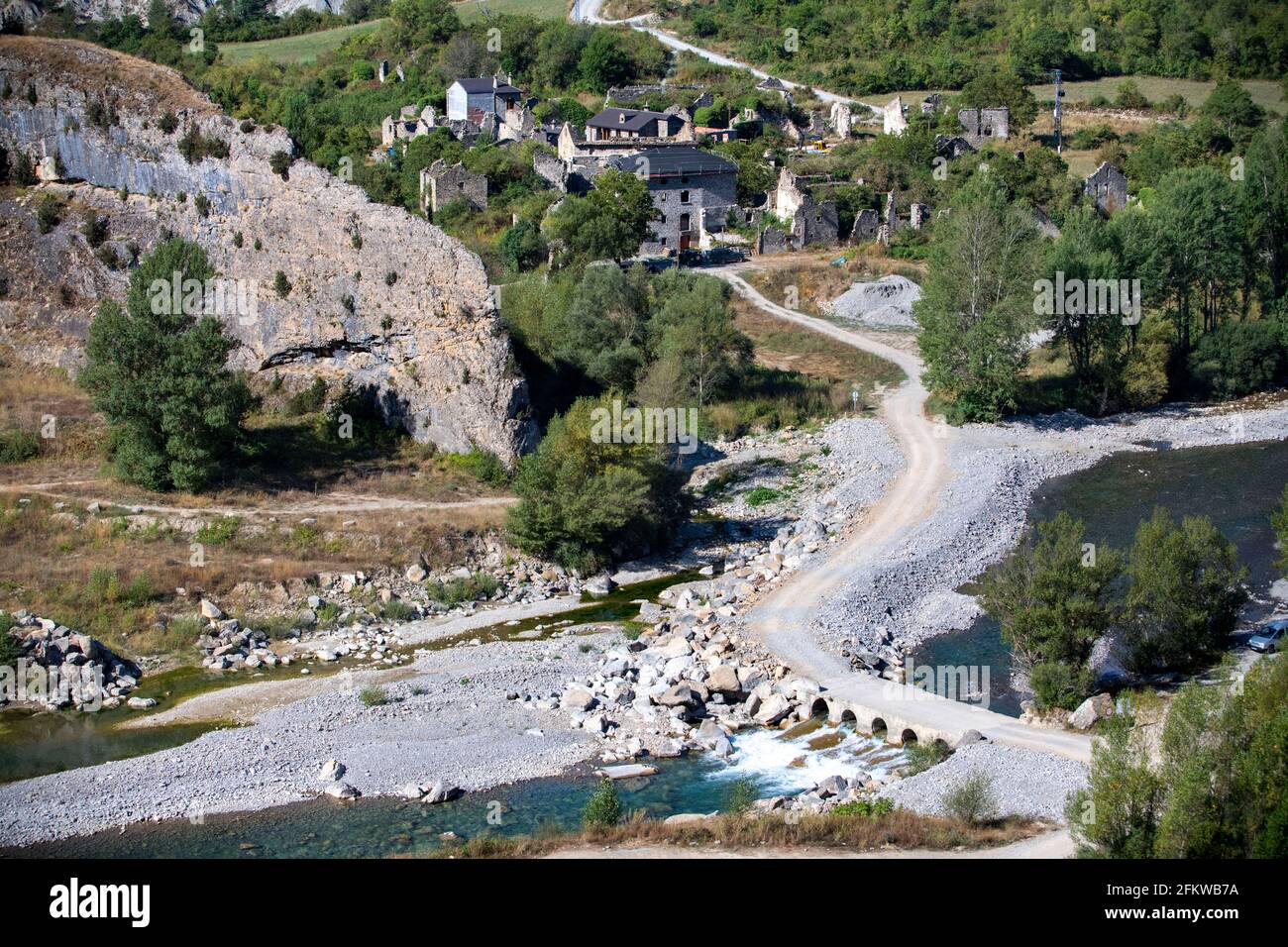 Janovas, villaggio abbandonato sulla riva del fiume Ara completamento di un lago di irrigazione Boltana regione Aragon Spagna. Le rovine vuote delle case i Foto Stock