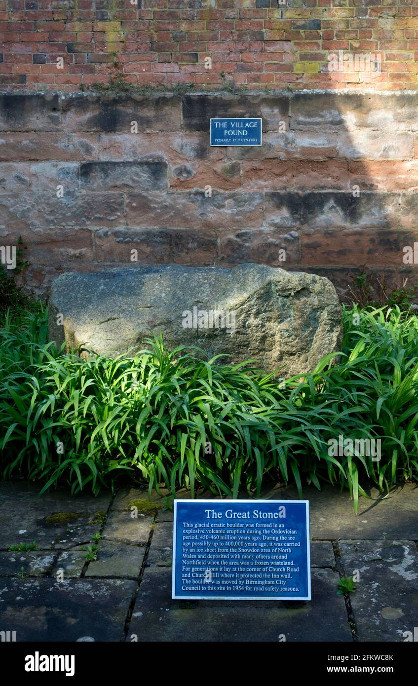 The Village Pound and Great Stone, Northfield, Birmingham, West Midlands, Inghilterra, Regno Unito Foto Stock