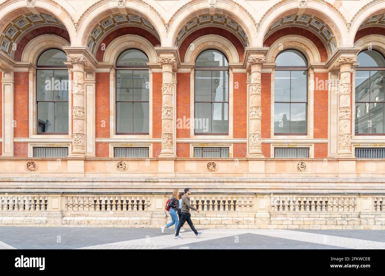 Luglio 2020. Londra. Persone del Victoria and Albert o V e UN museo, Londra, Inghilterra Foto Stock