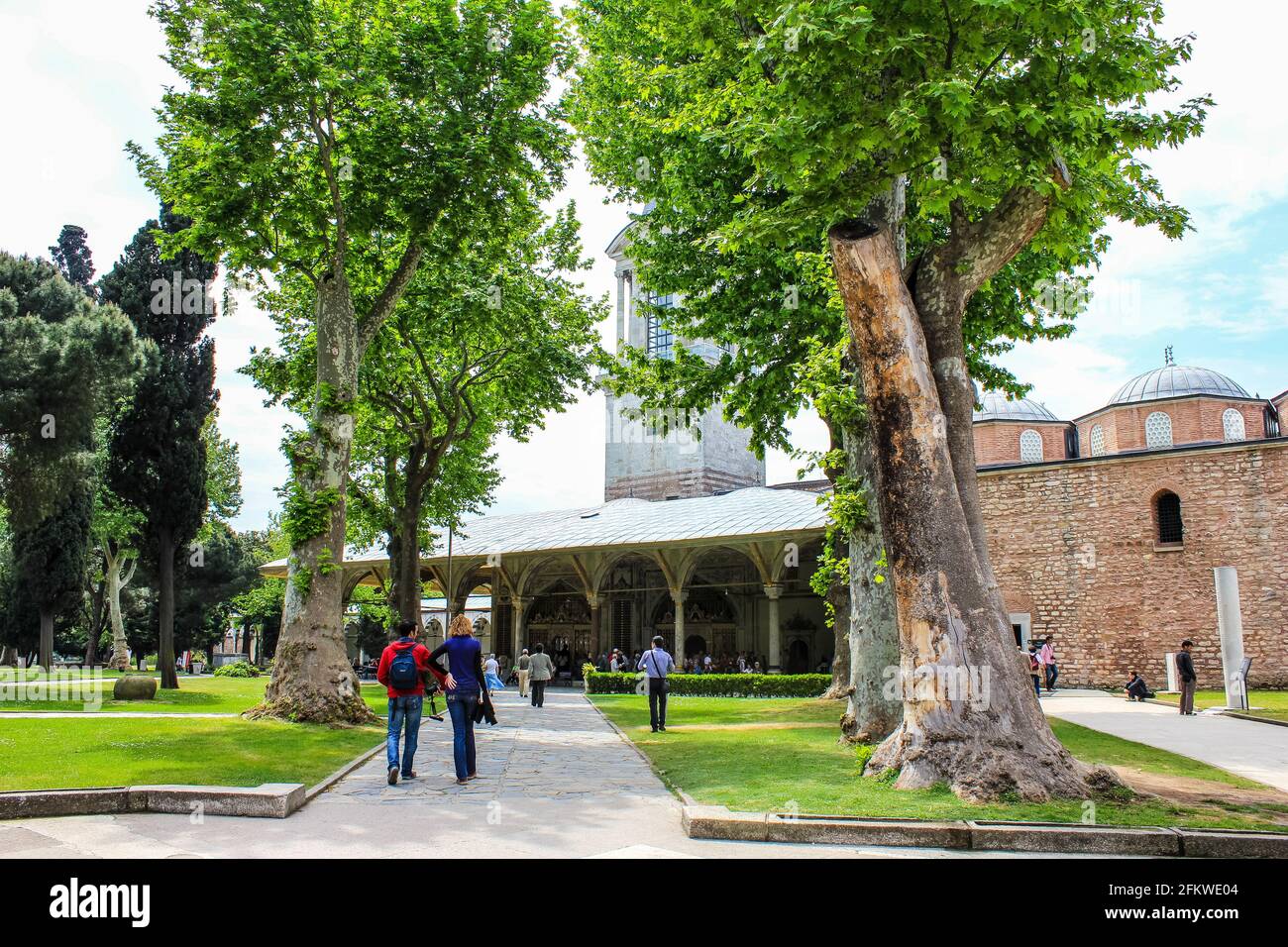 Istanbul, Turchia - 13 maggio 2013: Persone che camminano attraverso il Parco tra gli edifici del Palazzo Topkapi Foto Stock