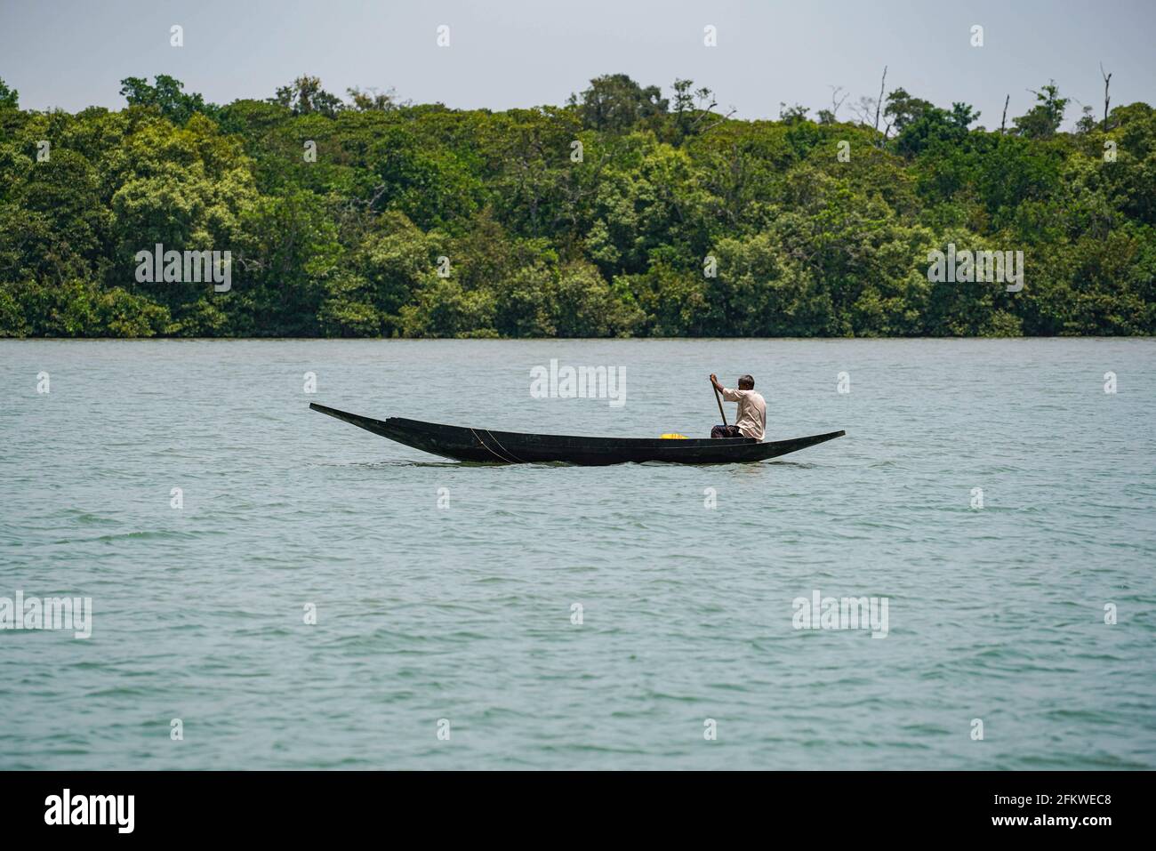 Il pescatore ha visto pescare al fiume Shibsa vicino alla foresta di Sundarbans in Khulna. (Foto di Zabed Hasnain Chowdhury / SOPA i/Sipa USA) Foto Stock