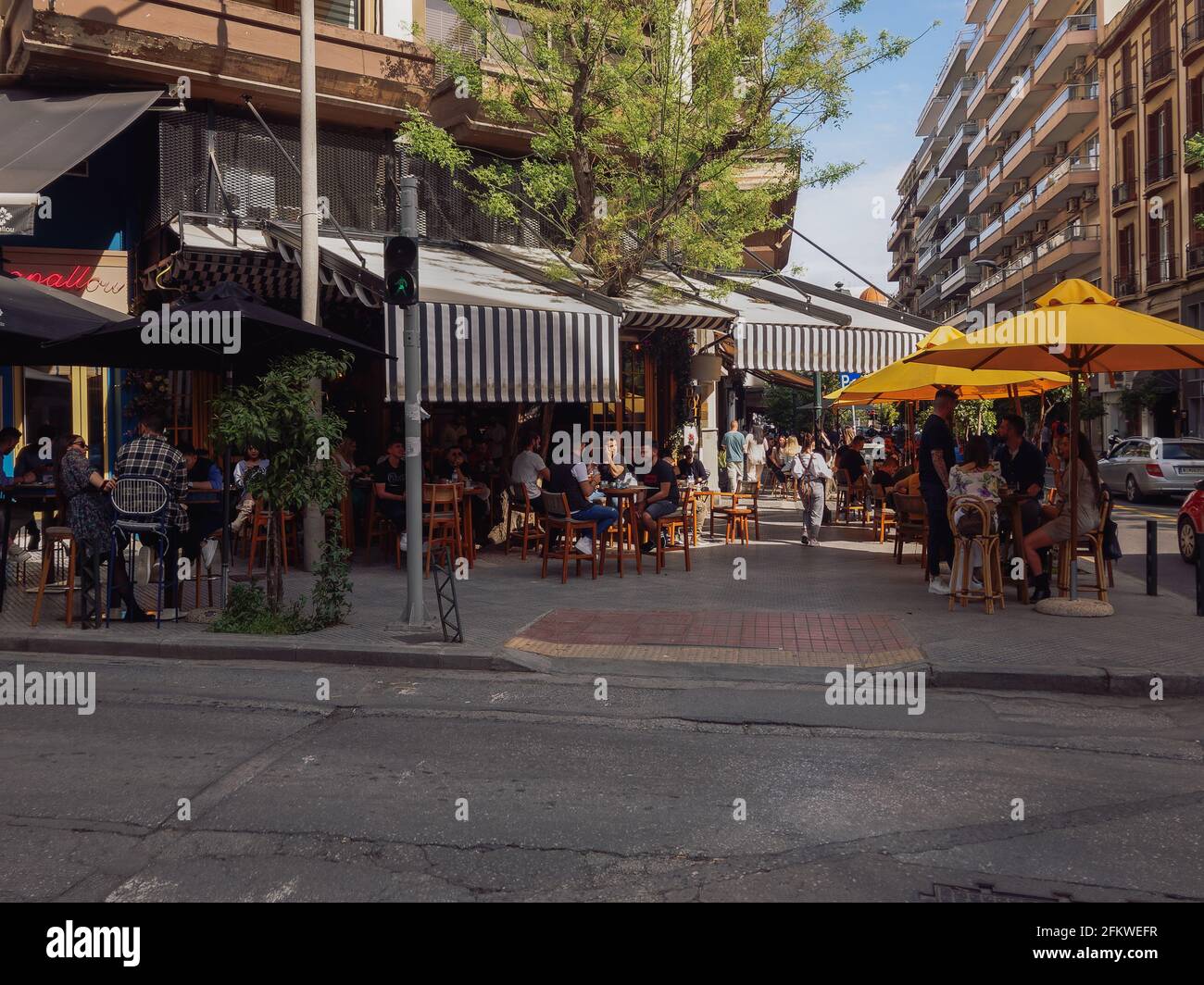 Salonicco, Grecia - Maggio 03 2021: Bar ristoranti aperti per il primo giorno d'estate. Folla seduta senza maschere al chiuso, dopo che il governo ellenico allenta le misure del coronavirus COVID-19. Foto Stock