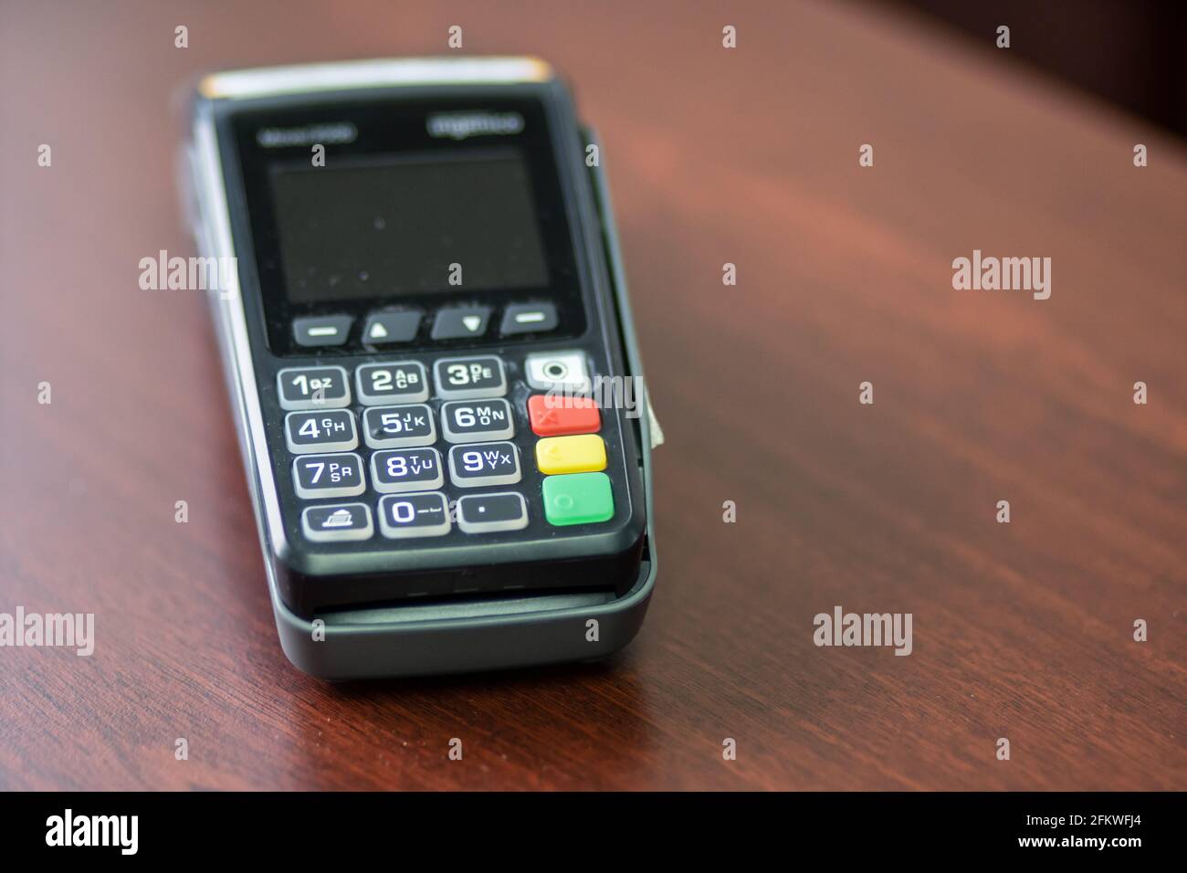 macchina per pagare la carta di credito. Il lettore di carte di credito  passa attraverso il terminale per il pagamento. Pagamento con carta di  credito Foto stock - Alamy