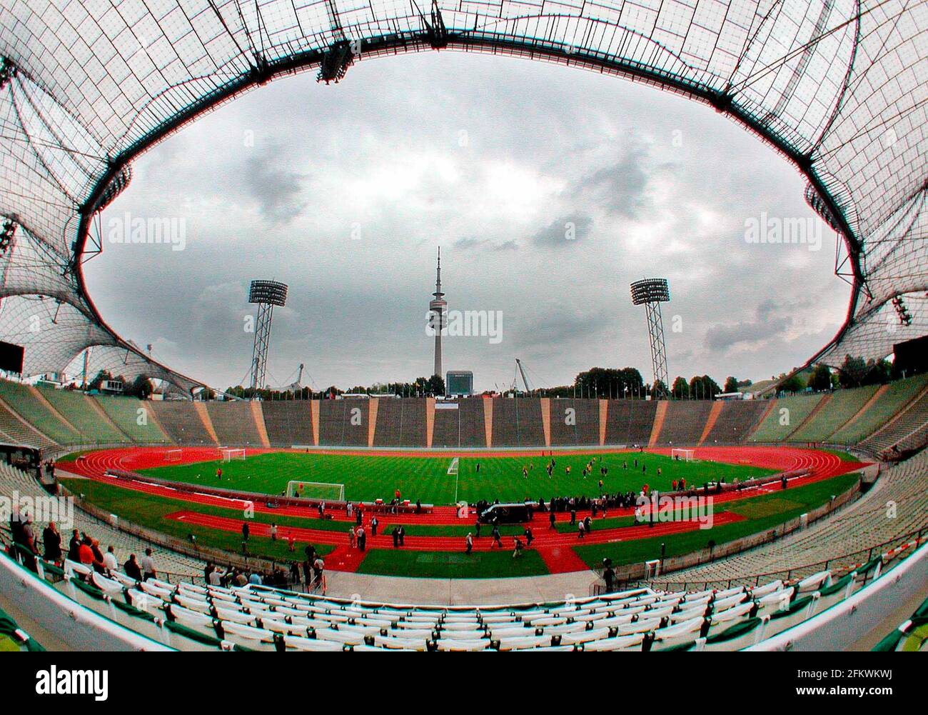 INGHILTERRA ALLENARSI ALLO STADIO OLIMPICO DI MONACO PER LA LORO PARTITA DI COPPA DEL MONDO CON LA GERMANIA NELLA FOTO DI SABATO DAVID ASHDOWN. 31/8/2001 INGHILTERRA FOOTBALL Foto Stock