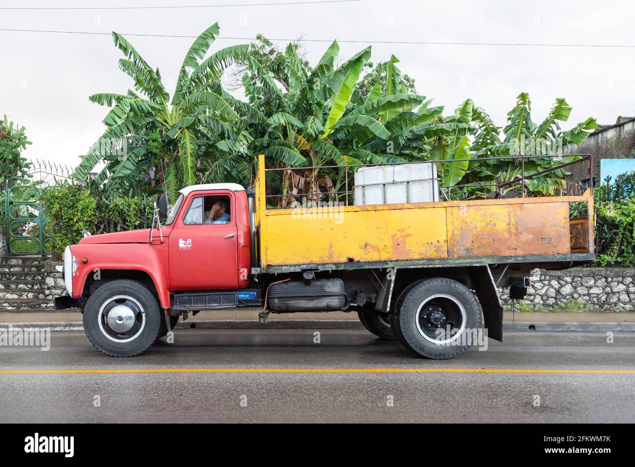 Vecchi veicoli e mezzi di trasporto a Santa Clara, Cuba. Anno 2016 Foto Stock