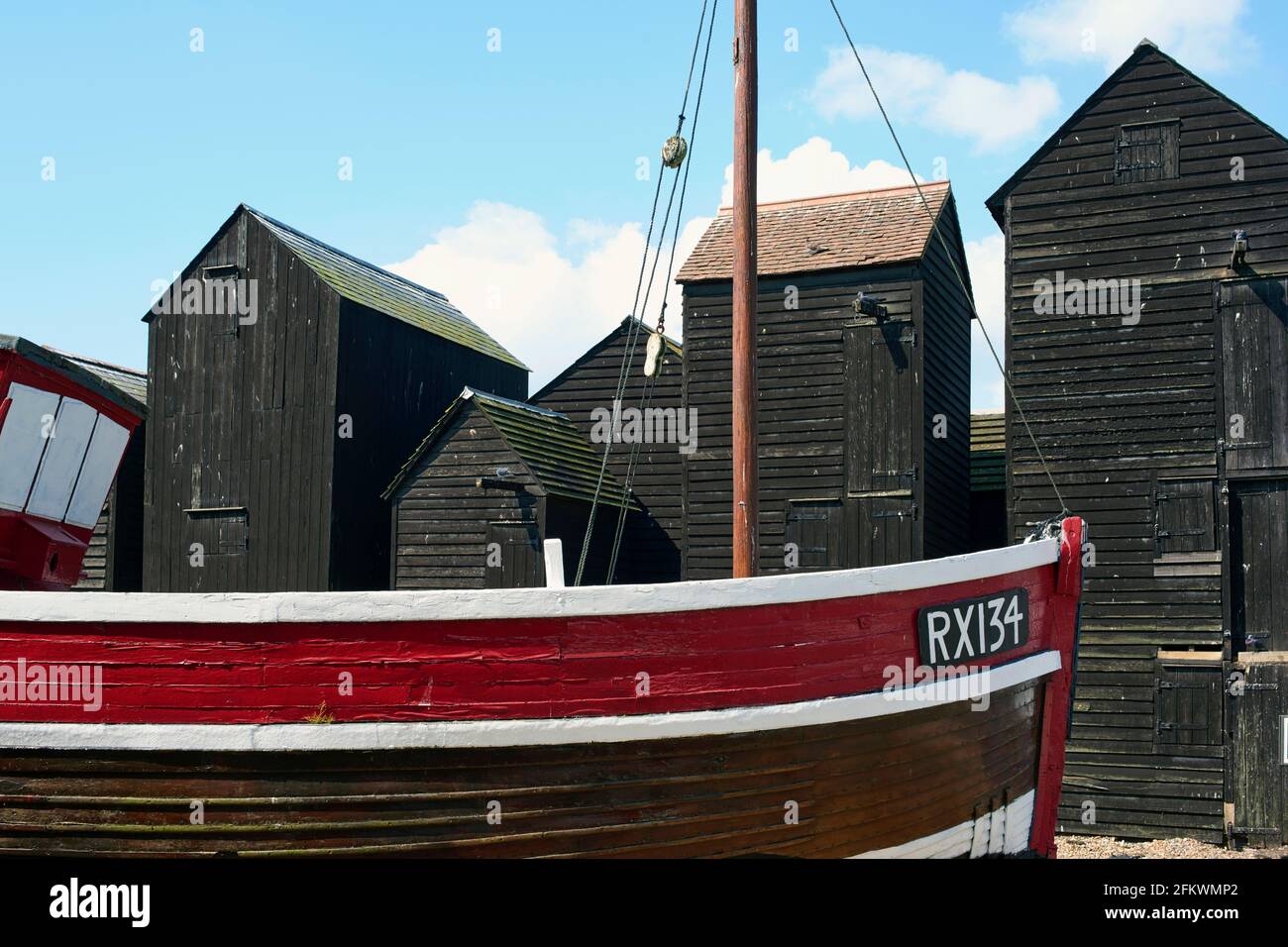 Reti capannoni e barca da pesca presso lo Stade, Hastings Old Town, sulla costa del Sussex, nel sud-est dell'Inghilterra Foto Stock