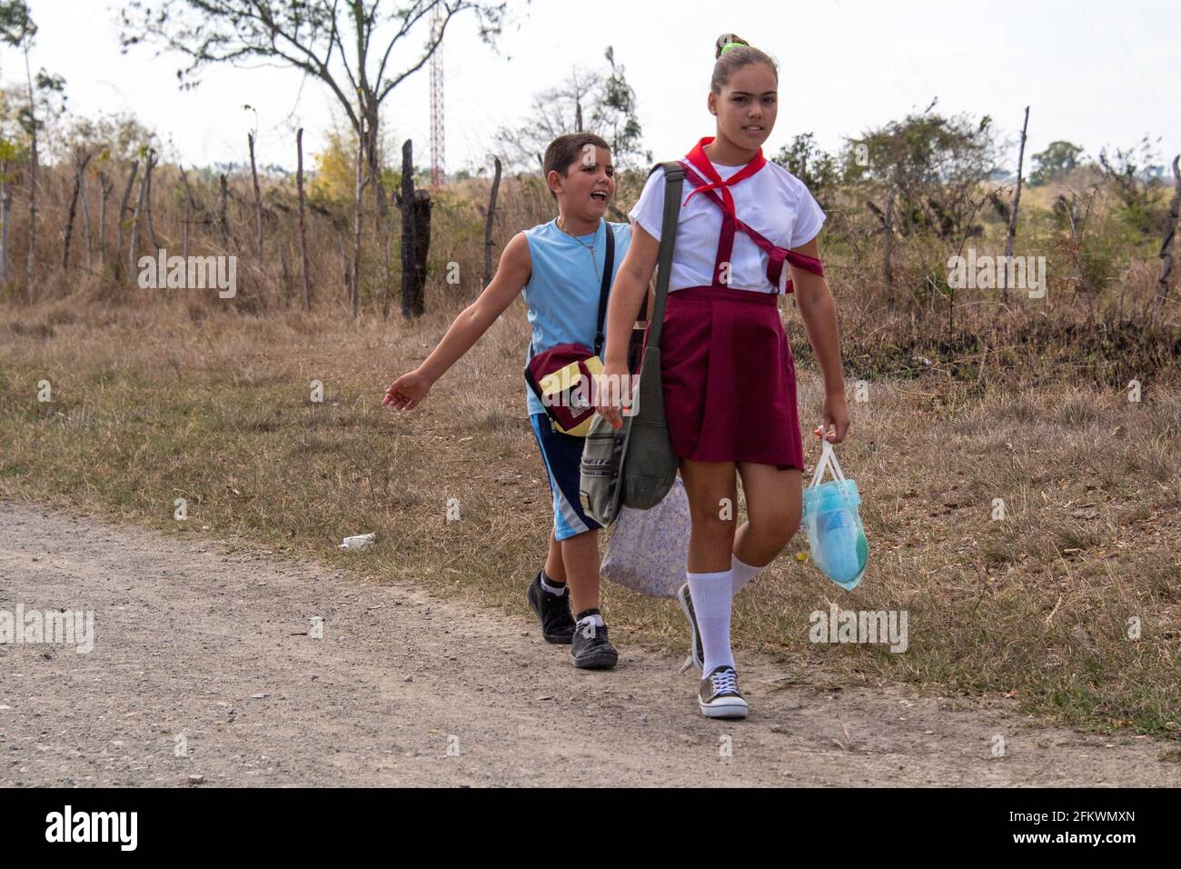 Bambini cubani che ritornano da una scuola rurale, Cuba Foto Stock