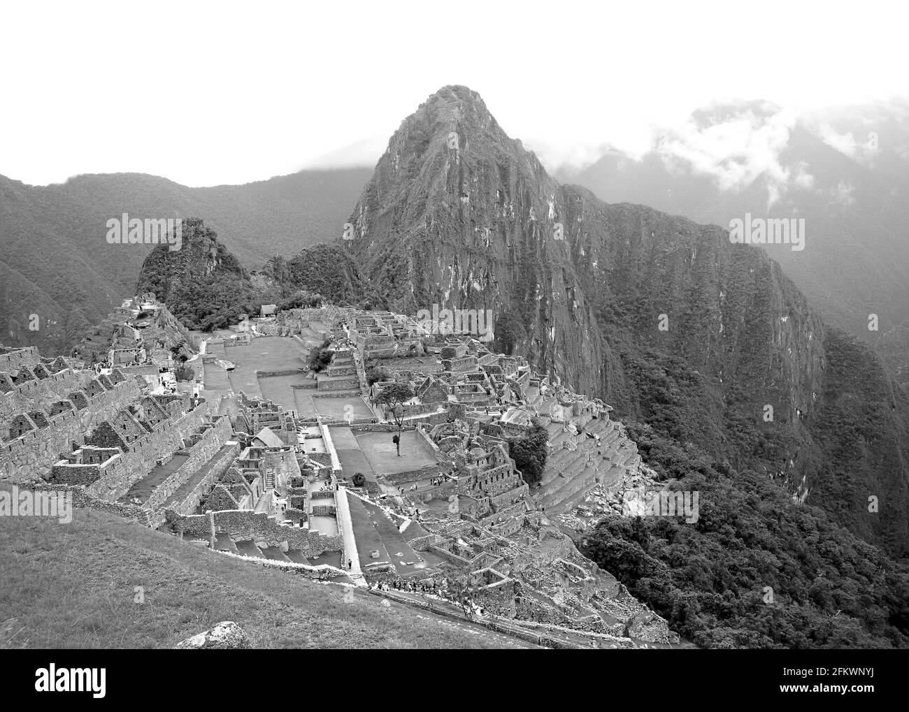 Machu Picchu monocromatico in the Cloudy Day, un'incredibile Cittadella Inca nella provincia di Urubamba, regione di Cusco, Perù Foto Stock Machu Picchu monocromatico in the Cloudy Day, un'incredibile Cittadella Inca nella provincia di Urubamba, regione di Cusco, Perù Foto Stock