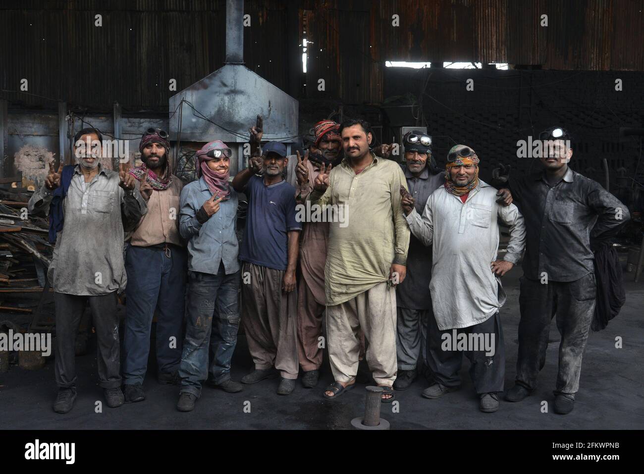 I fabbri pakistani lavorano in uno stabilimento di stampaggio del ferro in zona industriale, in vista della Giornata internazionale del lavoro a Lahore, il 30 aprile; 2021.la Giornata Internazionale del lavoro si celebra in tutto il mondo per rendere omaggio a coloro che hanno stabilito la loro vita a Chicago nel 1886 per i diritti dei lavoratori con il tema di unire i lavoratori per il progresso sociale ed economico. Fu nel 1972 quando il Pakistan, la prima politica del lavoro fu concepita e il 1° maggio fu ufficialmente dichiarato come festa. Il lavoro del Pakistan costituisce senza dubbio la comunità più miserabile del paese. Il Labor Day è un evento festivo annuale Foto Stock