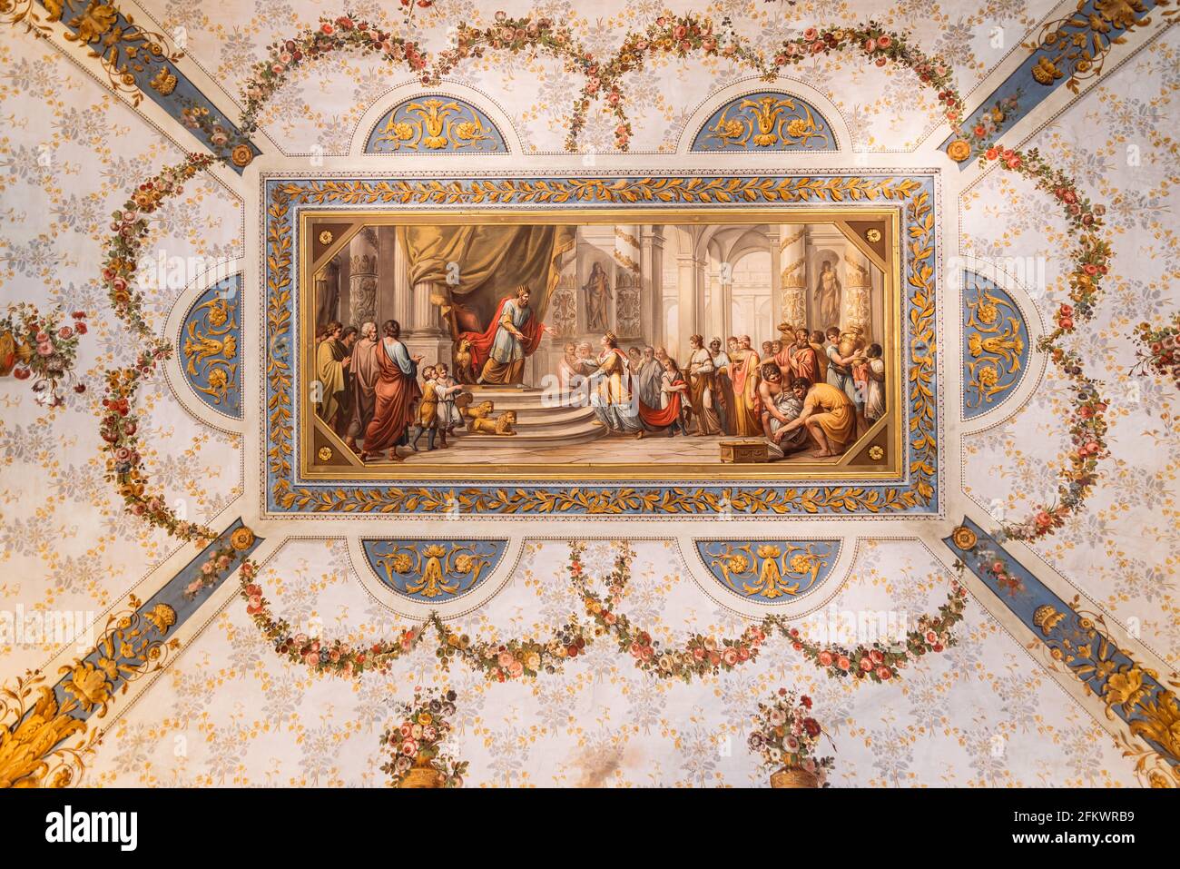 Primo piano su colorato affresco dipinto sulla parete della chiesa storica A Roma Foto Stock