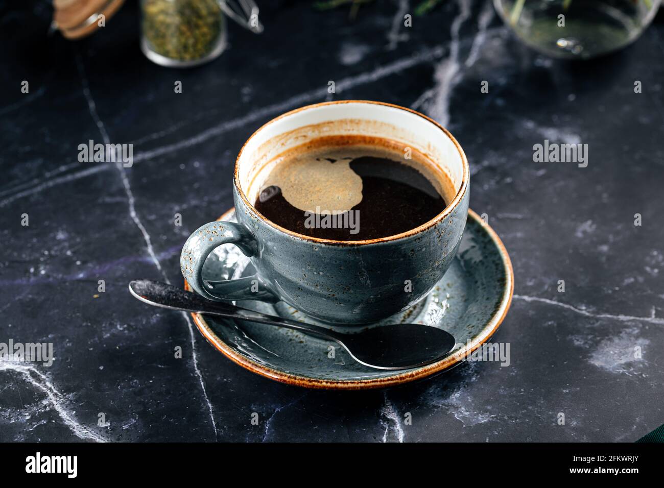 Tazza di caffè nero fresco su tavolo di marmo scuro Foto Stock