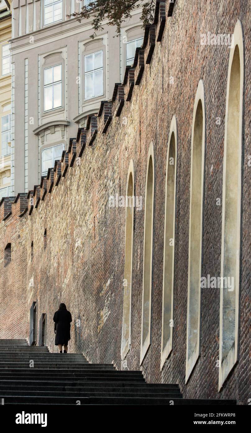 Old Lady salendo i gradini del Castello di Praga, Praga, repubblica Ceca Foto Stock