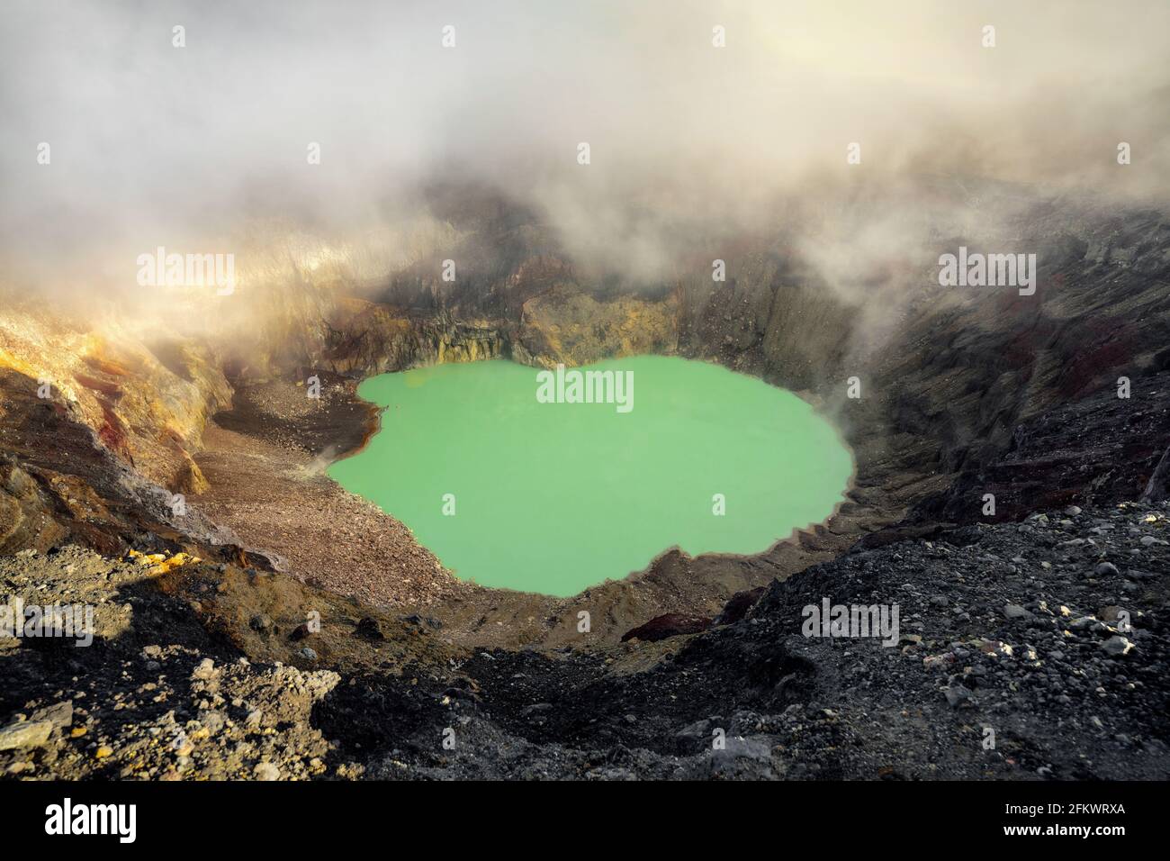 Vulcano Santa Ana Crater Lake in El Salvador, post processato utilizzando l'esposizione bracketing Foto Stock